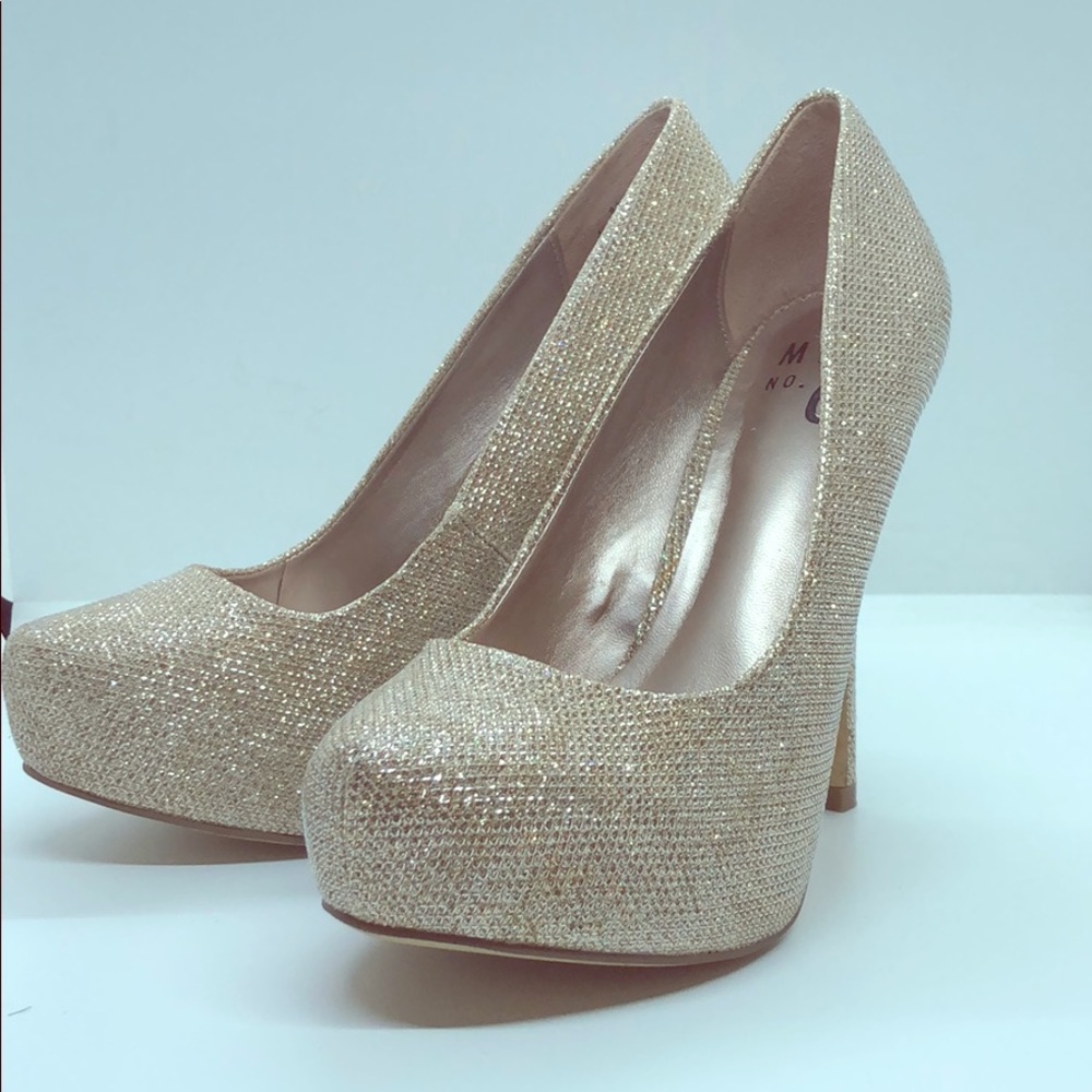 Size 6 Gold heels. Mix 6